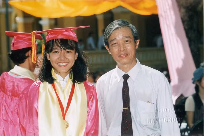 Khi còn ở tuổi đến trường, Kiều Trang là một học sinh với thành tích đáng nể. Kiều Trang đỗ thủ khoa Trường THPT Chuyên Lê Hồng Phong – một trong những trường trung học tốp đầu ở TP HCM. Ba năm sau, Kiều Trang tiếp tục là thủ khoa tốt nghiệp lớp 12. Ảnh: FB Christy Le.