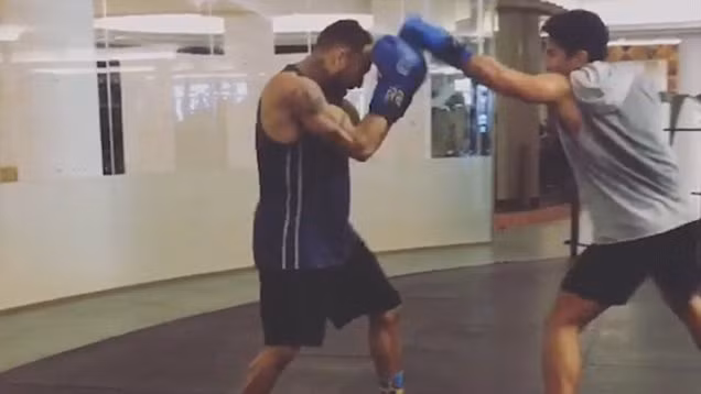 Không chỉ thích bóng đá, bơi lội, chàng hoàng tử 9X còn học boxing. Nguồn ảnh: BI.