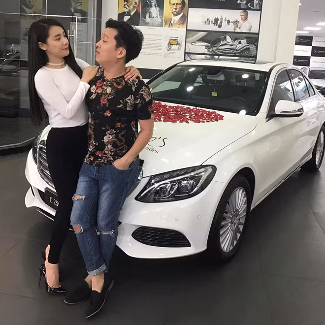 Cuối tháng 5/2017, Trường Giang khiến nhiều người ngưỡng mộ khi dành tặng Nhã Phương một chiếc xe hơi giá hơn 1,6 tỷ đồng. Ảnh: Zing.