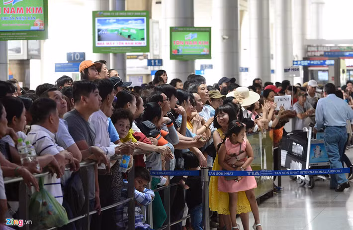 Cả nghìn người phải chen lấn ở những vị trí dễ quan sát nhất để ngóng người thân.
