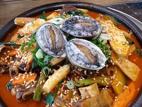 Bào ngư Hàn Quốc có thể chế biến thành nhiều món ăn ngon như: cháo bào ngư, bào như hấp, bào ngư ngâm rượu bổ, bào ngư hầm, súp bào ngư di cá...Ảnh: Daohaisan.