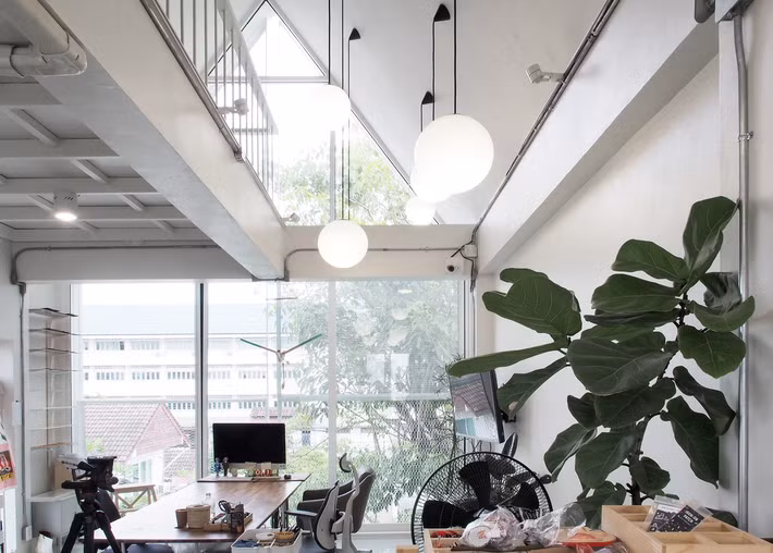 Tầng hai được sử dụng cho việc lắp ráp và một studio có vị trí trên tầng ba.