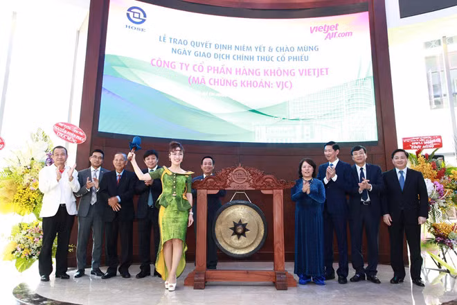 2017 được xem là năm đặc biệt đối với bà Phương Thảo khi hãng hàng không VietJet chính thức niêm yết trên thị trường chứng khoán vào ngày 28/2, đưa tên tuổi của bà vào danh sách người siêu giàu ở Việt Nam và thế giới. Ảnh: Zing.