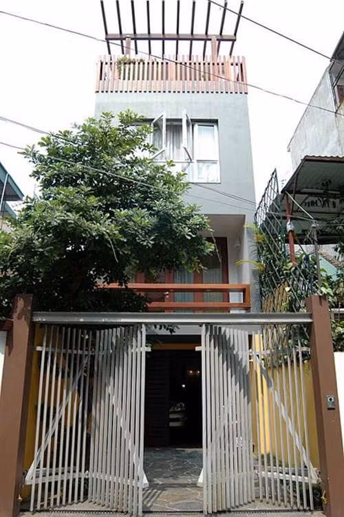 Không trang trí quá nhiều chi tiết, họa tiết hay sử dụng màu sắc bắt mắt nhưng ngôi nhà ống 4 tầng (TP HCM) vẫn tạo được điểm nhấn với hệ lam ngoài mặt tiền.