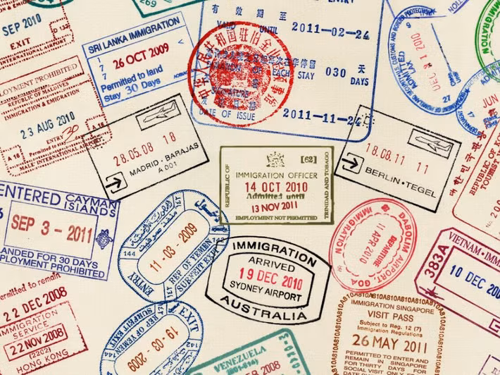 Với các tiếp viên hàng không, hộ chiếu được ví như thẻ quẹt ra vào tòa nhà văn phòng của nhân viên công sở. Chính vì thế, hộ chiếu luôn có trong hành lý xách tay của họ. Ảnh: Living.