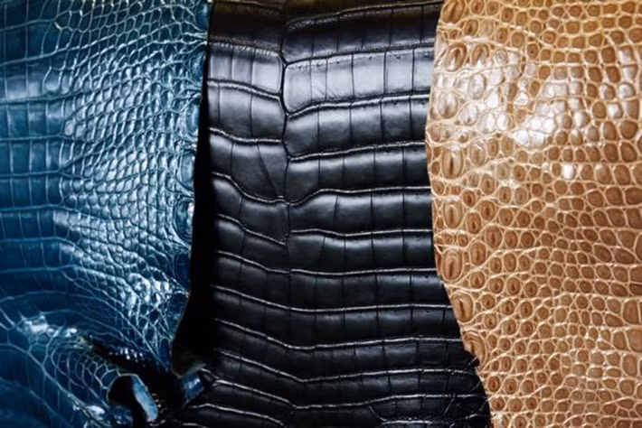 Chọn chất liệu da là việc làm đầu tiên trong quá trình sản xuất túi Louis Vuitton.