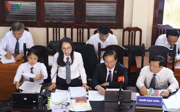 Cũng trong phần tranh luận với Viện Kiểm sát sáng 30/5, luật sư Trần Hồng Phúc (bào chữa cho bác sỹ Hoàng Công Lương) đề nghị Viện Kiểm sát xác định trách nhiệm của Bộ Y tế để có những kiến nghị kịp thời về công tác quản lý thiết bị y tế của nhà nước. "Tôi không đồng ý với cách trả lời của Bộ Y tế. Nếu như không có cảnh báo sẽ còn nhiều sự cố như Hoà Bình xảy ra", luật sư Phúc nói.