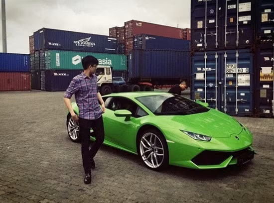 Phan Hoàng từng được tặng chiếc Lamborghini Huracan thứ 2 nhập khẩu về Việt Nam, nhưng là chiếc màu xanh cốm duy nhất tại Việt Nam trị giá 16 tỷ đồng. Ảnh: Giadinhvietnam.
