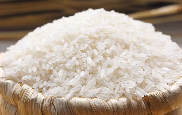 Con cái biếu cha mẹ gạo nếp hay tám thơm thể hiện mong muốn đền đáp công ơn của bậc sinh thành, để bố mẹ no đủ cả năm. Ảnh: Rungvangbienbac.