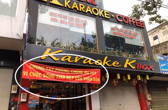 Điều đáng nói là chủ quán Karaoke KBox vi phạm nói trên đã có hành động "che mắt thiên hạ". Theo đó chủ quán này trương băngron trước quán với nội dung lên án hành vi sử dụng ma túy, chung tay phòng, chống ma túy vì cuộc sống tươi đẹp của toàn dân nhưng bên trong quán lại chứa chấp thành phần sử dụng trái phép chất ma túy.