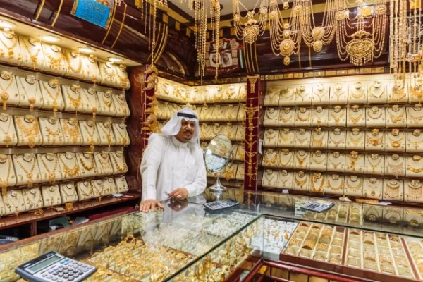 Dubai giàu lên nhờ dầu mỏ Trước khi trở thành cường quốc dầu mỏ, công việc chính giúp người dân Dubai thu lợi là buôn bán ngọc trai. Ngọc trai được coi là một phần trong lịch sử phát triển kinh tế của Dubai, có mặt ở hầu hết viện bảo tàng và trung tâm văn hóa.