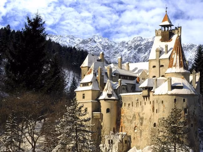 Lâu đài của Dracula: Lâu đài Bran cách thủ đô Bucharest của Rumani 200 km. Nhà văn Ireland Bram Stoker chưa từng đến Bran, nhưng những mô tả về lâu đài Bran nằm trên bờ vực của một con sông lại là nguồn cảm hứng để ông tạo ra một trong những nhân vật lâu đời nhất của văn học, bá tước Dracula của Transylvania, và ngôi nhà đáng sợ của ông. Dracula là một tác phẩm hư cấu nhưng chuyến viếng thăm lâu đài Bran với những tháp pháo và những ngọn núi bao quanh sẽ cho du khách biết nhiều câu chuyện có thật về các hiệp sĩ, các vị vua và hoàng hậu. Ảnh: Escape.