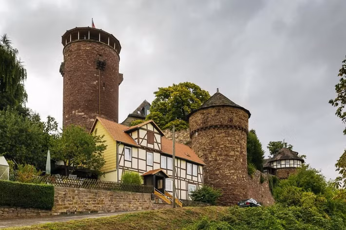 Lâu đài Rapunzel và những câu chuyện cổ Grimm: Dọc theo đường mòn của những câu chuyện thần tiên ở Đức, du khách được ghé thăm những địa điểm đặc biệt, gợi nhớ về những câu chuyện cổ tích của anh em nhà Grimm. Du khách có thể đến những nơi anh em nhà Grimm từng sinh sống ở thị trấn Steinau và Kassel, sau đó ghé thăm lâu đài Trendelburg thời Trung Cổ gần Kassel với những ngọn tháp đẹp như tranh vẽ, là nguồn cảm hứng của câu chuyện về Rapunzel và thị trấn Hamelin ở Lower Saxony, được coi là nơi diễn ra câu chuyện Pied Piper of Hamelin. Ảnh: Borisb17/Shutterstock.