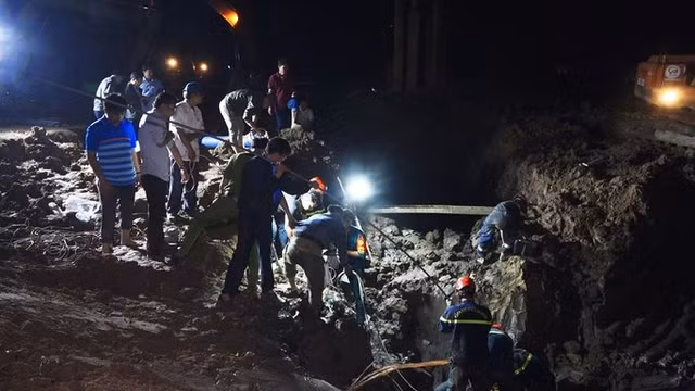 Sau 2 ngày vẫn chưa cứu được cháu bé 10 tuổi lọt hố sâu ở Đồng Tháp - Hình 2 Sau 2 ngay van chua cuu duoc chau be 10 tuoi lot ho sau o Dong Thap-Hinh-2
