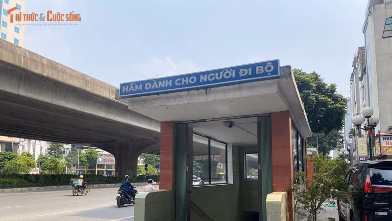 Tình trạng ẩm thấp và xuống cấp trong hầm đi bộ ở Hà Nội
