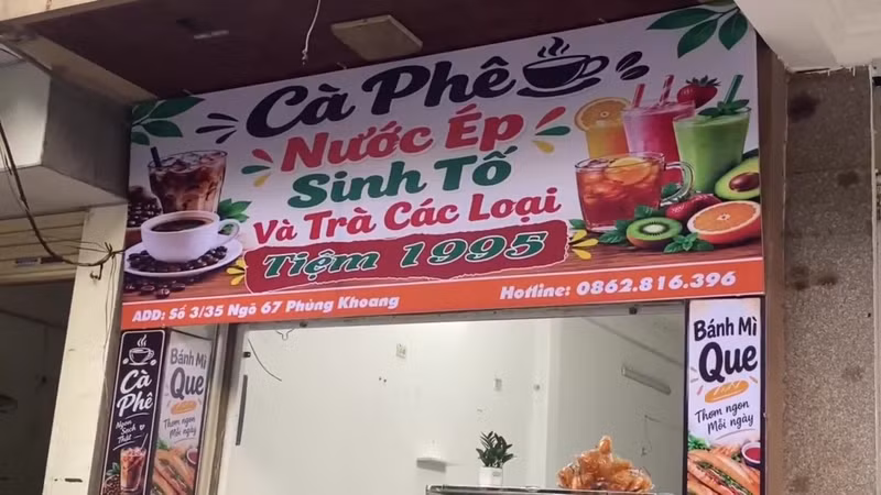 Khách hàng ngán ngẩm trước "ma trận" bảng hiệu AI tràn ngập phố phường Hà Nội