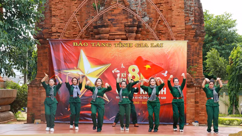 Đặc sắc "Giai điệu tự hào" tại Di tích Tháp Đôi mừng Quốc khánh 2/9
