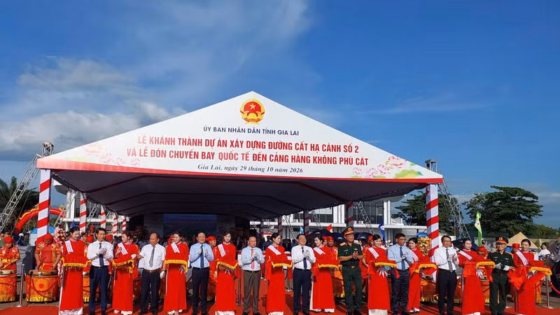 Khánh thành đường cất hạ cánh số 2 sân bay Phù Cát và đón chuyến bay Quốc tế