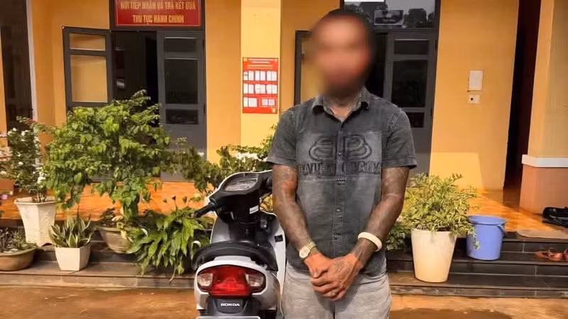 Tịch thu phương tiện của nam thanh niên ở Gia Lai điều khiển xe thả 2 tay.