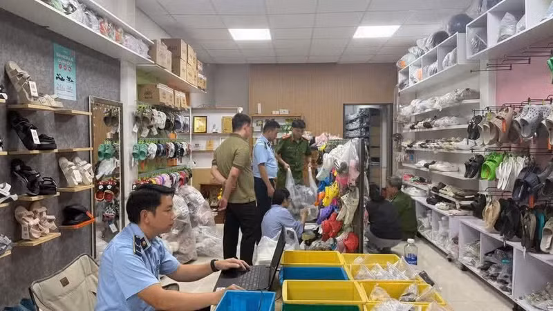 Khởi tố đối tượng bán gần 750 đôi dép giả nhãn CROCS