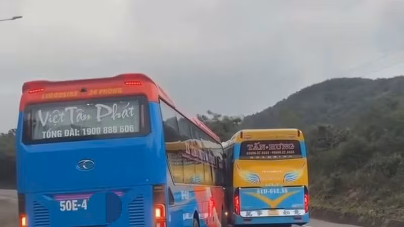Xe khách Việt Tân Phát vi phạm lấn làn và gây va chạm trên đèo Mang Yang