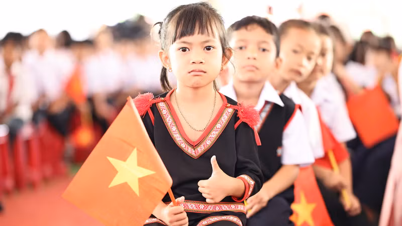 Đại diện UBND phường trao tiền hỗ trợ ngư dân. Ảnh H.Đại