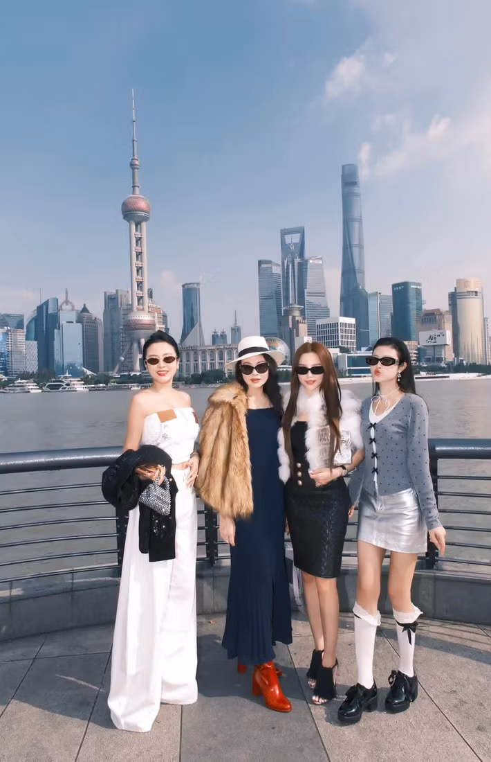 Bộ ảnh nhanh chóng nhận về hàng nghìn lượt yêu thích cùng nhiều bình luận khen ngợi. Không ít cư dân mạng bày tỏ sự ngưỡng mộ trước nhan sắc của Huyền Baby ở tuổi U40. Ảnh: FB Huyền Baby