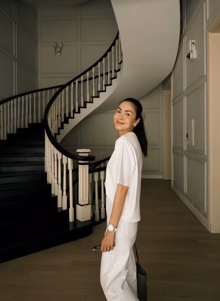Trong nhiều năm qua, Tăng Thanh Hà vốn trung thành với phong cách thời trang tối giản. Cô thường ưu tiên những thiết kế đơn sắc, kiểu dáng thanh lịch và tiết chế phụ kiện, từ đó tạo nên hình ảnh thời trang đặc trưng khó trộn lẫn. Ảnh: IG hatangthanh
