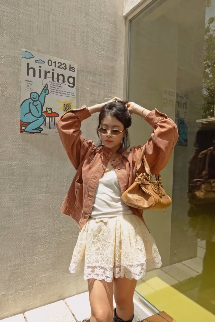 Những hình ảnh giản dị khi không xuất hiện trên sân khấu phần nào cho thấy diện mạo đời thường của nữ ca sĩ. Nét đẹp nhẹ nhàng cùng phong cách trẻ trung giúp Hoàng Thùy Linh nhận được nhiều lời khen từ khán giả. Ảnh: FB Hoàng Thuỳ Linh