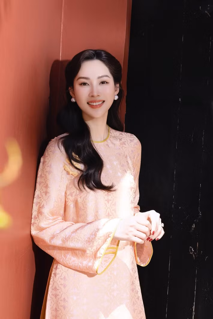 Điểm nhấn trong những bộ đồ tối giản thường đến từ các món phụ kiện cao cấp. Những chiếc túi xách hàng hiệu đắt đỏ được nàng hậu khéo léo kết hợp, giúp tổng thể trở nên sang trọng mà không mất đi vẻ thanh lịch vốn có. Ảnh: FB Dang Thu Thao