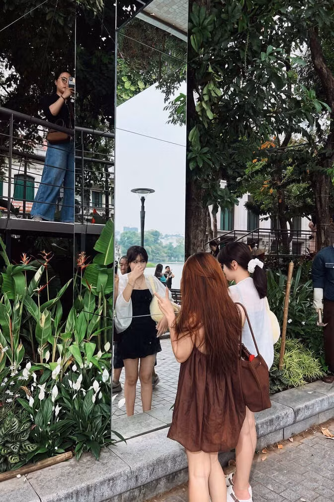 Có mặt tại khu vực hồ Gươm chiều cuối tuần, Vy (19 tuổi, Hà Nội) cho biết, cô biết đến điểm check-in này qua TikTok. “Mình thấy nhiều người đăng ảnh nên cũng tò mò đến thử. Ở ngoài đông hơn mình nghĩ nhưng lên ảnh khá đẹp, nhất là lúc có ánh nắng phản chiếu qua gương”, Vy chia sẻ.