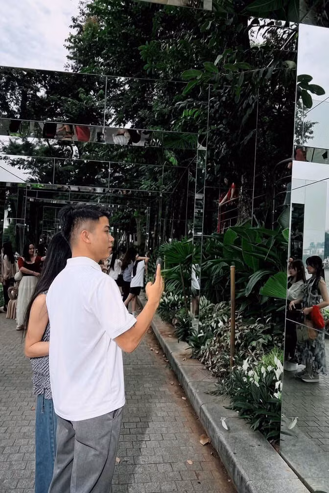 Những mảng gương phản chiếu cây xanh và dòng người qua lại trở thành phông nền được nhiều người lựa chọn để ghi lại hình ảnh.