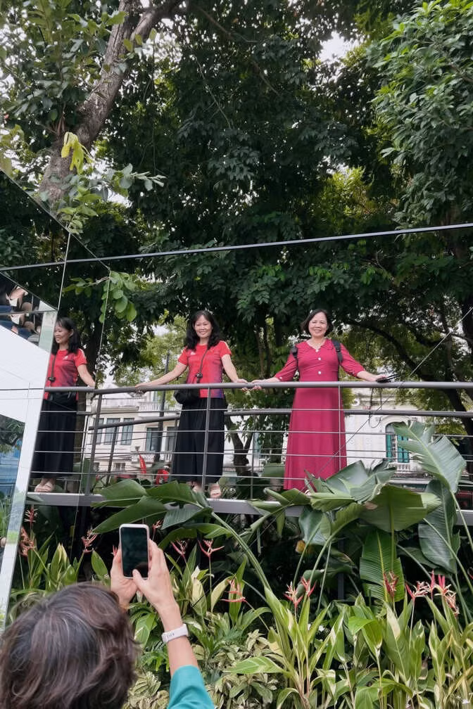 Không chỉ các bạn trẻ, nhiều người trung niên cũng hào hứng lên cầu đi bộ để tham quan và ghi lại những khoảnh khắc bên hồ Gươm.