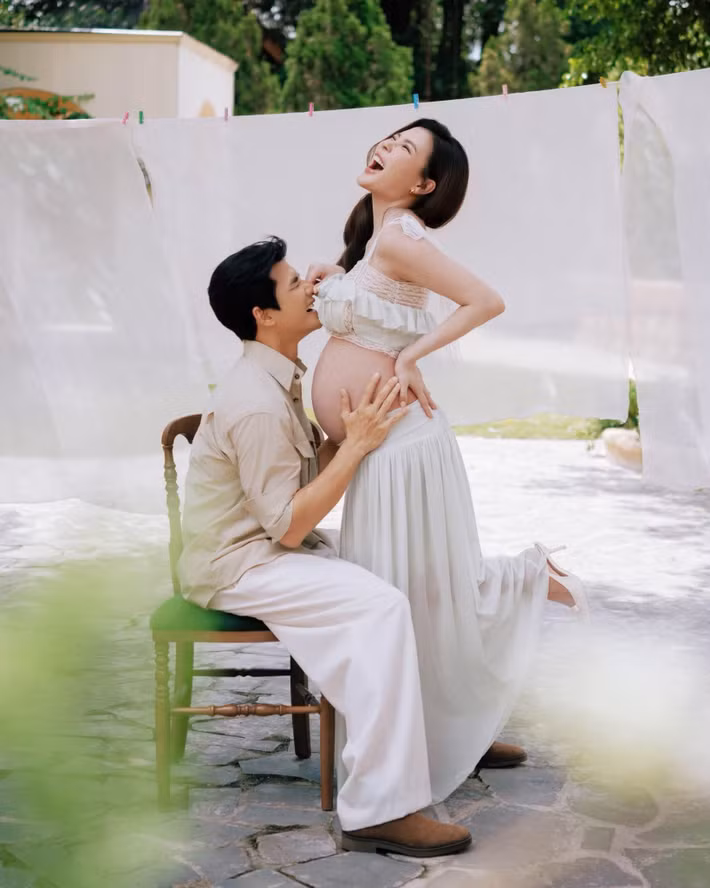 Năm 2018, vợ chồng nữ diễn viên đón con trai đầu lòng Bảo Bảo. Kể từ đó, cả hai nhiều lần bày tỏ mong muốn con trai có thêm em, song phải đến nhiều năm sau gia đình mới đón thêm tin vui.