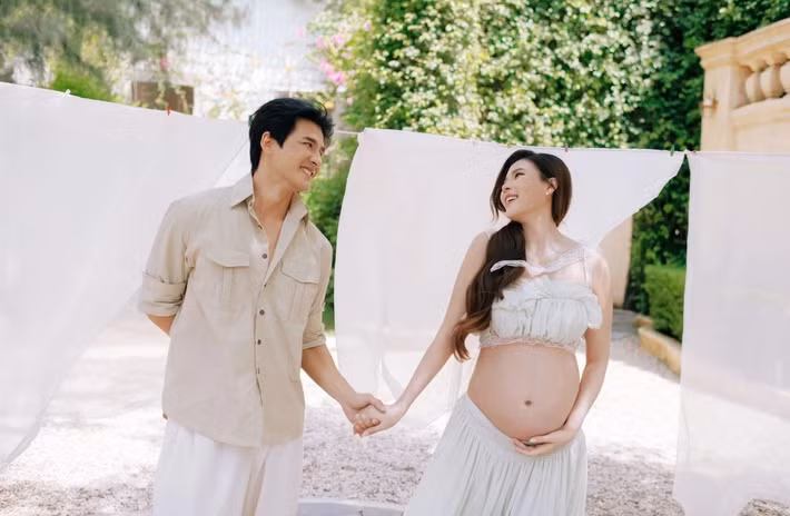 Chào đón con gái, cặp đôi nhắn gửi: “Ba mẹ mong rằng trên hành trình lớn lên của con, mọi điều tốt đẹp và dịu dàng nhất trên thế giới này sẽ luôn đến với con”. Lời chia sẻ cho thấy niềm hạnh phúc của hai vợ chồng sau quãng thời gian dài chờ đợi thành viên mới.