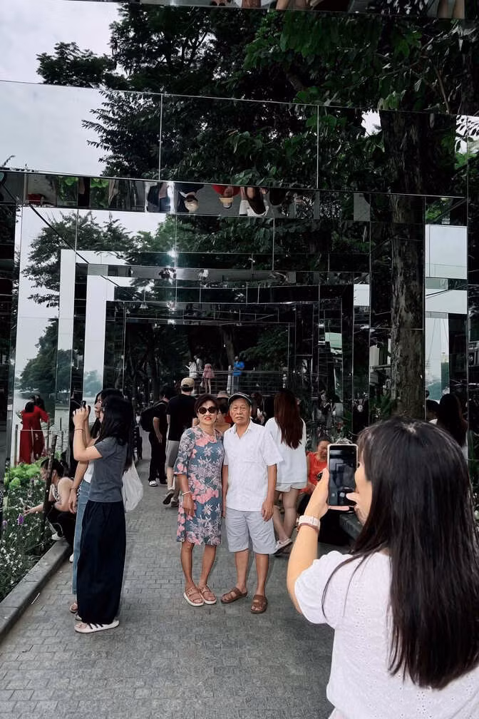 Ông Nguyễn Văn Hùng, người thường xuyên đi bộ quanh hồ Gươm, cho rằng không gian mới khiến khu vực này sinh động hơn. “Mấy hôm nay tôi thấy nhiều bạn trẻ đến chụp ảnh. Đông nhưng cũng vui, khu vực hồ có thêm một điểm để mọi người dừng lại ngắm cảnh”, ông Hùng nói.