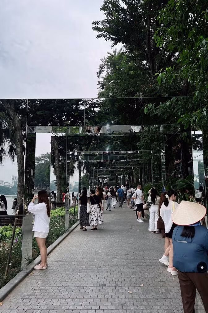 Không gian nghệ thuật “Dải lụa ký ức” nằm dọc phía Tây hồ Gươm, gần phố Lê Thái Tổ, đang trở thành điểm check-in thu hút đông người dân và du khách.