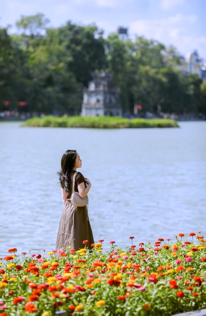 Hồ Gươm là một trong những địa điểm nhất định phải ghé khi Hà Nội vào thu. Dạo quanh hồ, du khách có thể cảm nhận rõ nét vẻ trầm lắng giữa nhịp sống hối hả của Thủ đô và dễ dàng có được những bức ảnh mang đậm hơi thở Hà Nội.