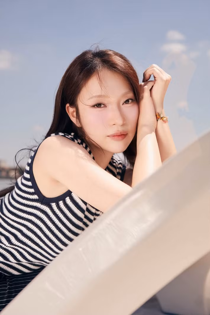 Khánh Vy theo đuổi hình ảnh thanh lịch, nữ tính nhưng vẫn giữ nét trẻ trung, hiện đại. Cô không quá chạy theo những xu hướng cầu kỳ mà thường lựa chọn trang phục có thiết kế tinh tế, phù hợp với vóc dáng và hình ảnh cá nhân. Ảnh: FB Khánh Vy