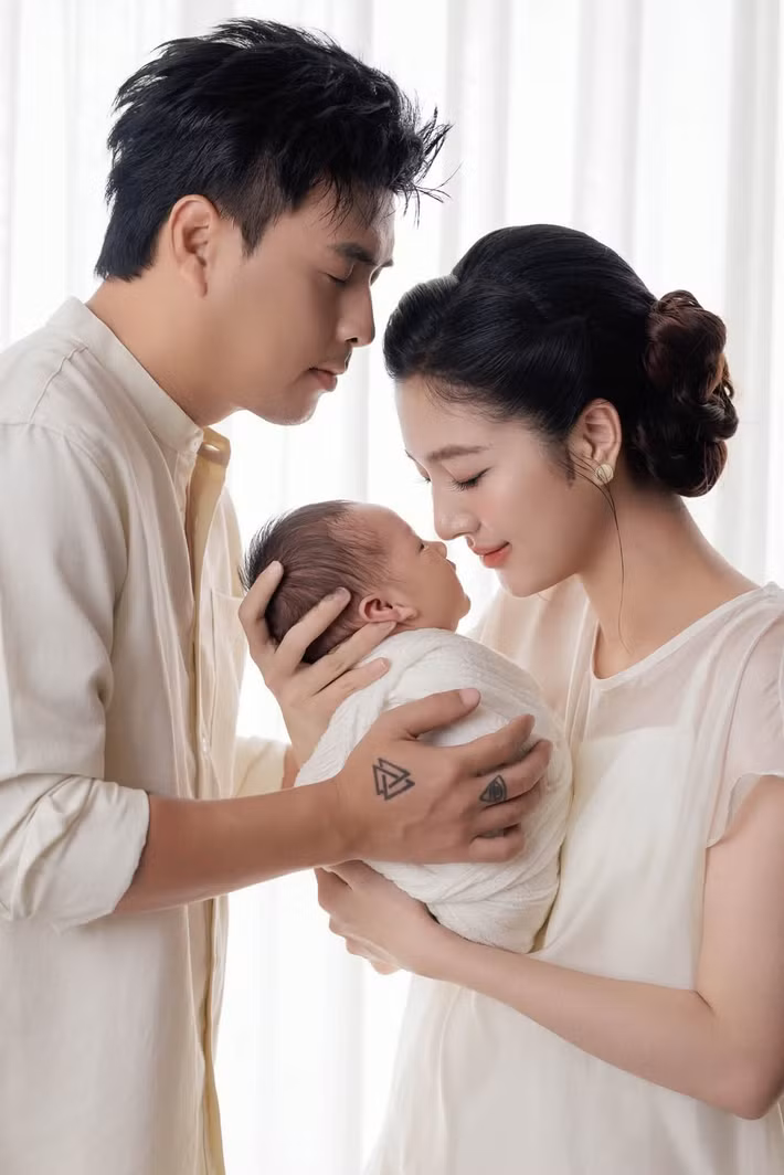 Con trai thứ hai của Hồ Quang Hiếu và Tuệ Như có tên Nguyễn Trần Quang Hiển, tên thân mật ở nhà là Bim. Theo thông tin được chia sẻ, bé chào đời ngày 18/9 bằng phương pháp sinh mổ, nặng 3,8 kg. Ảnh: FB Hồ Quang Hiếu