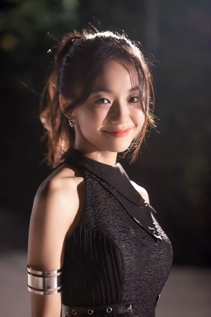 Nụ cười rạng rỡ cũng là một trong những điểm giúp Hoàng Hà dễ dàng tạo thiện cảm. Vẻ đẹp trong trẻo, nhẹ nhàng khiến nữ diễn viên phù hợp với những hình tượng nhân vật thanh xuân, đồng thời giúp cô tạo được dấu ấn riêng giữa dàn mỹ nhân trẻ của màn ảnh Việt. Ảnh: FB Hoàng Hà