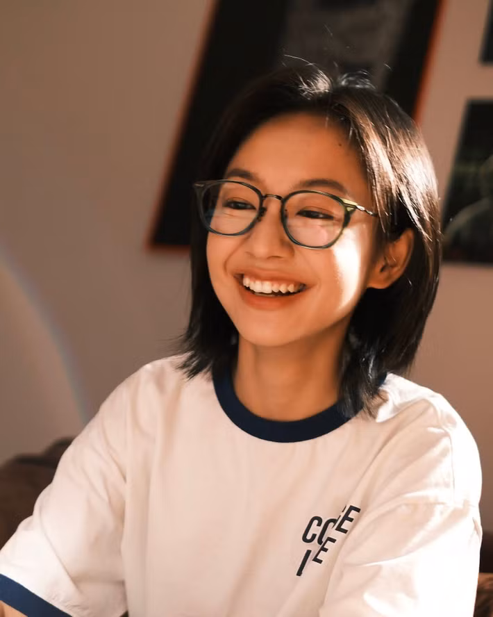 Hoàng Hà sinh năm 1996, là một trong những gương mặt trẻ được chú ý của màn ảnh Việt những năm gần đây. Nữ diễn viên từng tham gia nhiều dự án như: "Thanh xuân", "Nụ cười từ trái tim"..., qua đó từng bước tạo dấu ấn riêng trong lòng khán giả. Ảnh: FB Hoàng Hà