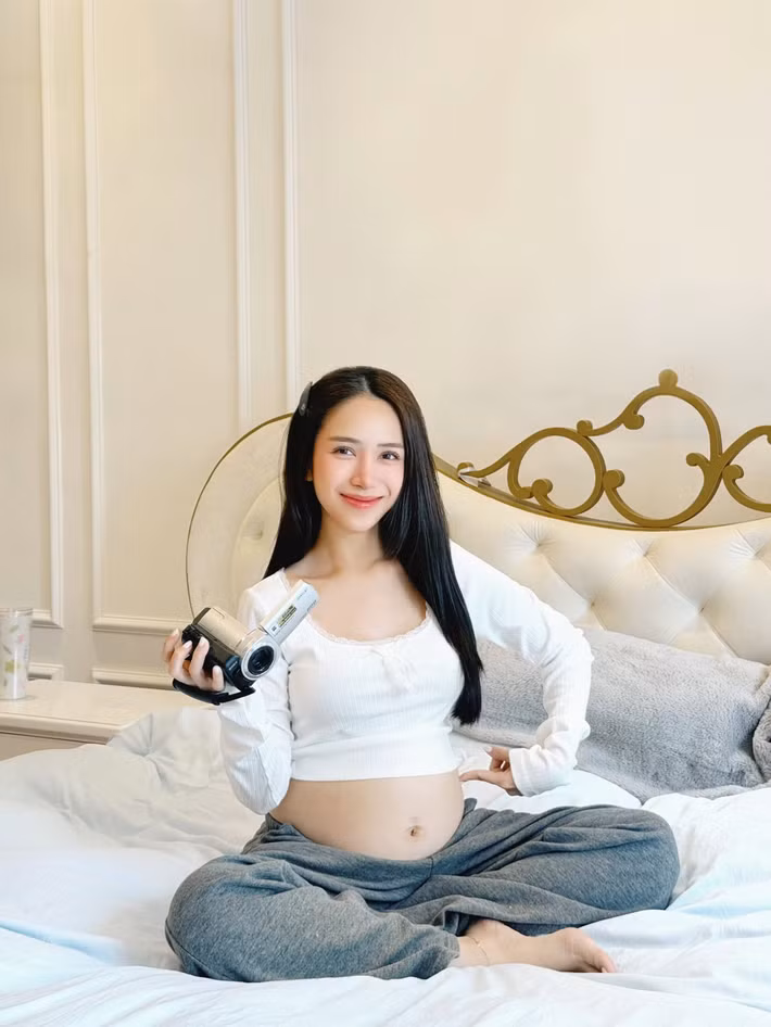 Các bộ ảnh bầu của Joyce Phạm thường được chuẩn bị kỹ lưỡng từ trang phục, cách tạo dáng đến bối cảnh. Khi lựa chọn phong cách ngọt ngào, thanh lịch, lúc khác cô lại gây chú ý với hình ảnh quyến rũ. Ảnh: FB Phạm Trần Nguyễn Minh Phạm