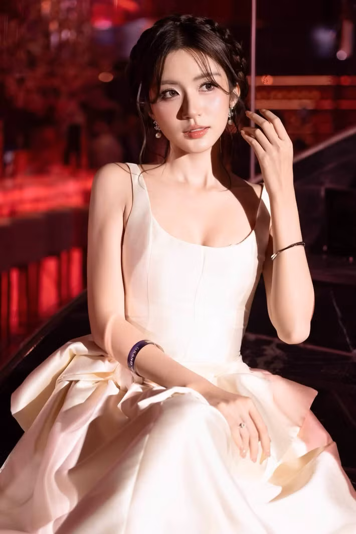 Ngọc Huyền khai thác lợi thế hình thể một cách tinh tế. Thay vì tập trung vào vòng eo hay vòng một, nữ diễn viên thường ưu ái những thiết kế trễ vai, giúp tôn bờ vai thanh mảnh và phần xương quai xanh nổi bật. Ảnh: FB Nguyễn Ngọc Huyền