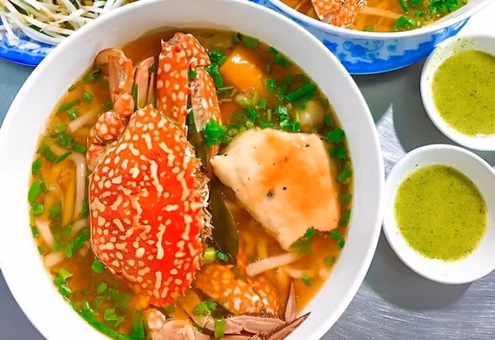Cũng là một món bánh canh hấp dẫn, bánh canh ghẹ chả lại chinh phục thực khách bằng vị ngọt tự nhiên của hải sản. Nước dùng thơm đậm kết hợp với thịt ghẹ xé nhỏ, chả cá chiên vàng và chả tôm dai mềm tạo nên tổng thể hài hòa. Để cảm nhận trọn vẹn hương vị, món ăn nên được thưởng thức khi còn nóng, có thể thêm chút tiêu xay và chanh tươi tùy khẩu vị. Ảnh: Arttimes