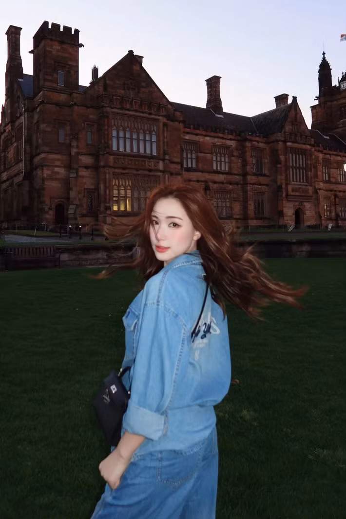 Những hình ảnh mới của Hòa Minzy trong chuyến du lịch châu Âu nhanh chóng thu hút sự quan tâm của công chúng. Nữ ca sĩ xuất hiện với diện mạo chỉn chu, thần thái tươi tắn cùng những bộ trang phục mang màu sắc trẻ trung, phù hợp với không khí du lịch. Ảnh: FB Hoà Minzy