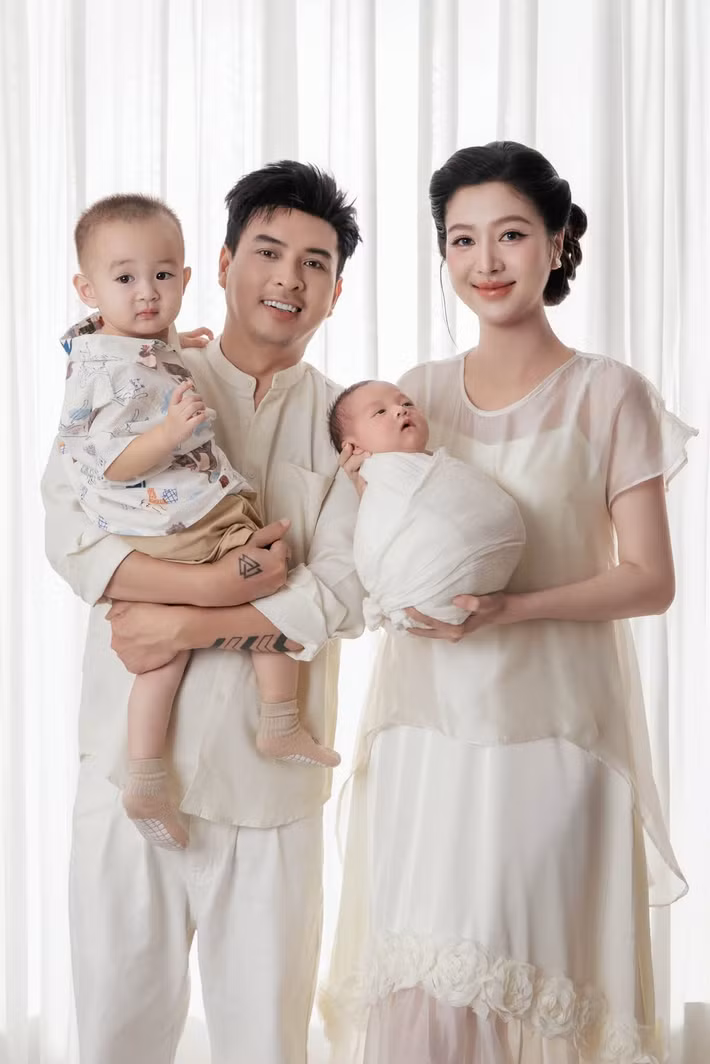 Chia sẻ những khoảnh khắc bên hai con, giọng ca Con bướm xuân không giấu được niềm hạnh phúc khi viết: “Hai anh em – Hai niềm hạnh phúc lớn nhất của bố mẹ”. Ảnh: FB Hồ Quang Hiếu
