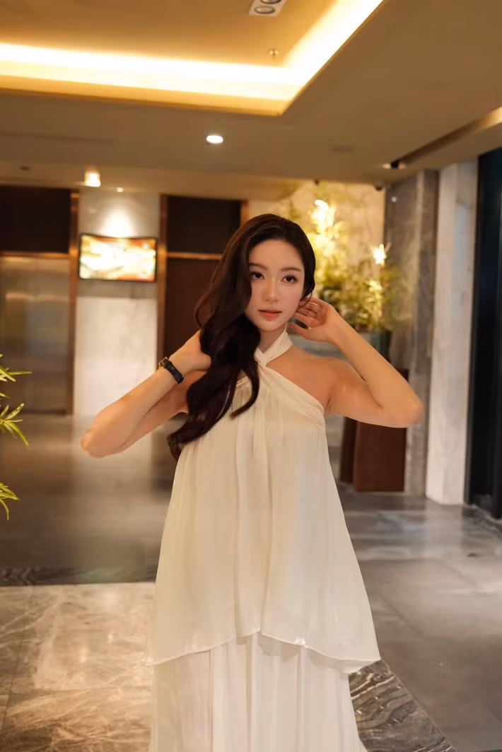 Sau thành công của vai diễn, Ngọc Huyền dần có sự thay đổi về hình ảnh. Những bộ ảnh mới của cô thường nhận được nhiều lời khen nhờ nhan sắc ngày càng rạng rỡ, vóc dáng cân đối cùng phong cách thời trang ngày càng đa dạng. Ảnh: FB Nguyễn Ngọc Huyền