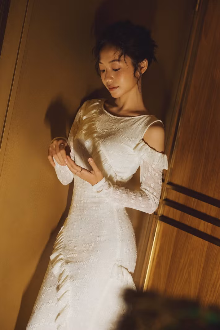 Trên màn ảnh truyền hình, Hoàng Hà tiếp tục ghi dấu khi đảm nhận vai Mai Dương thời trẻ trong "Chúng ta của 8 năm sau". Lối diễn xuất tự nhiên cùng hình ảnh trẻ trung giúp nữ diễn viên nhận được nhiều thiện cảm từ khán giả theo dõi bộ phim. Ảnh: FB Hoàng Hà