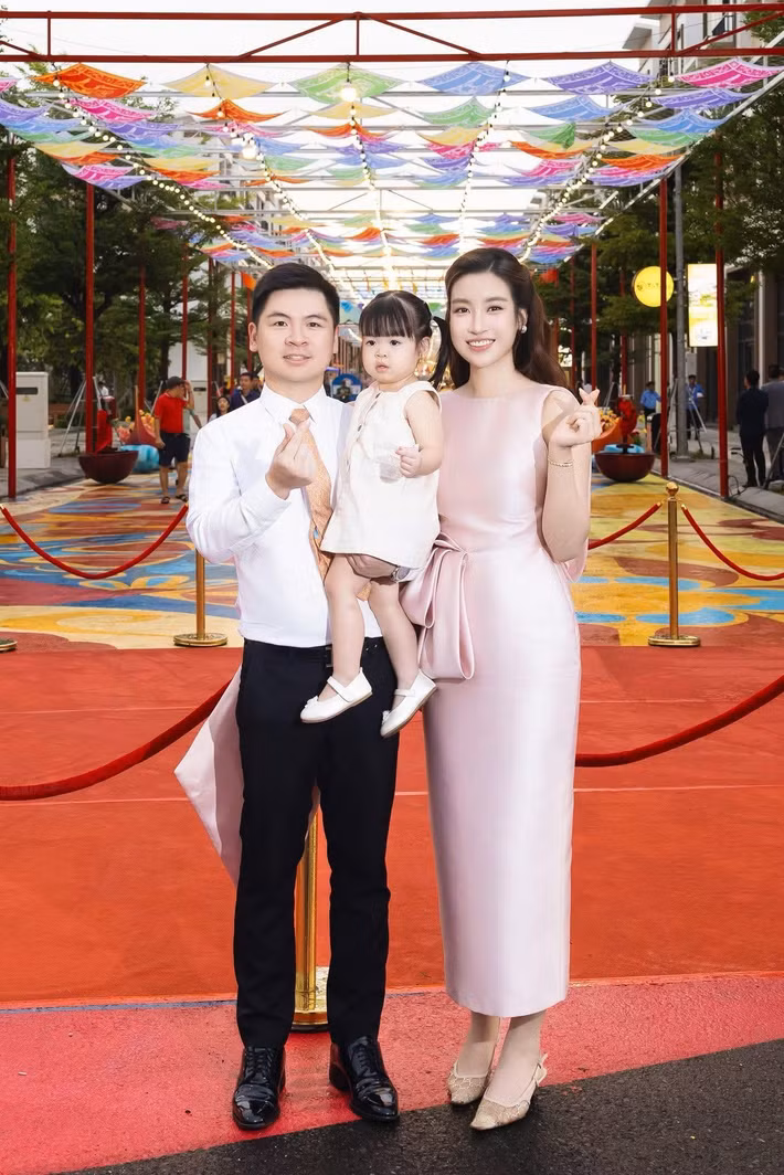 Không còn vẻ đẹp trong trẻo của cô gái tuổi đôi mươi, nàng hậu hiện tại được nhận xét ngày càng trưởng thành, đằm thắm và quyến rũ hơn nhưng vẫn giữ nét thanh lịch vốn có. Ảnh: FB Đỗ Mỹ Linh